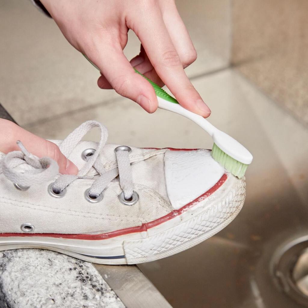 vệ sinh giày bằng kem đánh răng
