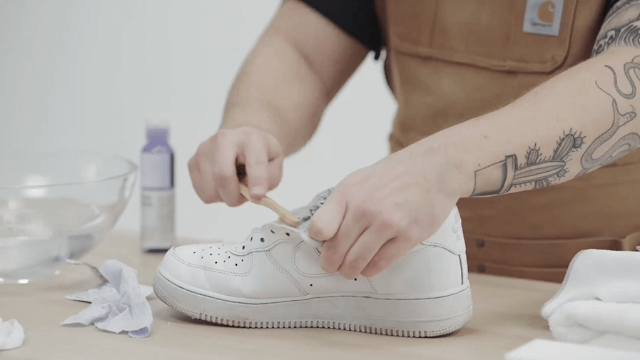 làm sạch giày sneaker 