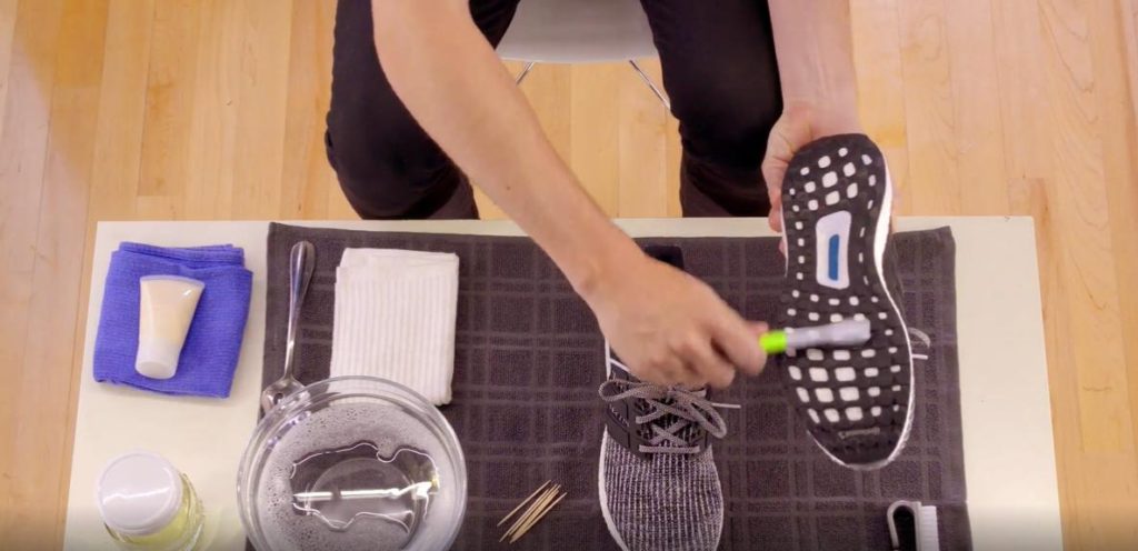 làm sạch giày thể thao bằng bàn chải cách giặt giày thể thao