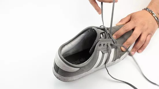 giặt dây giày có màu 4