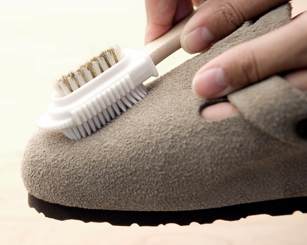 X-Clean - vệ sinh giày lười da bằng bàn chải nhỏ