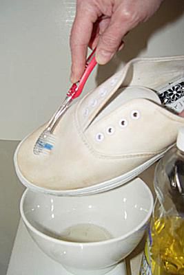 Dịch vụ vệ sinh X-clean chuyên xử lý vết ố vàng trên giày